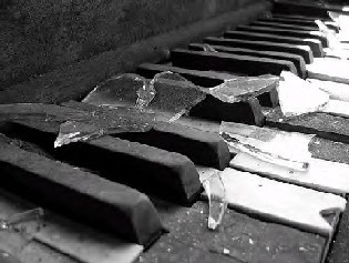            Broken_Piano_by_Wyld