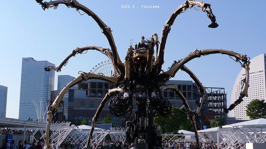 Giant_robot_spider_in_Yokohama_by_manes1