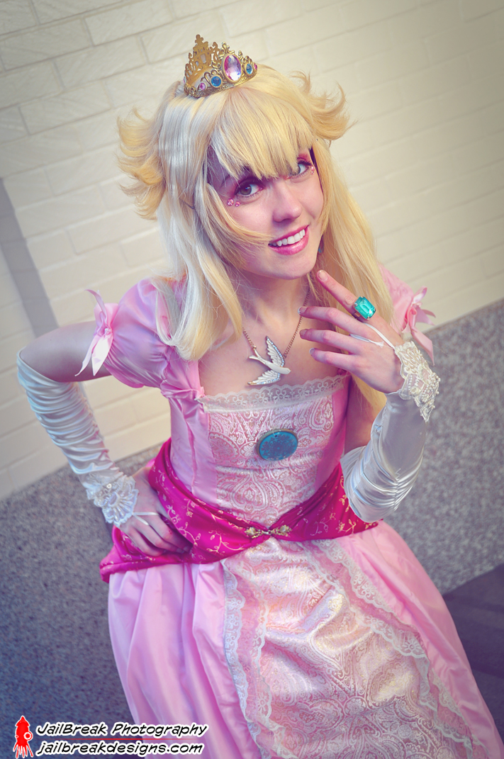 princess peach cosplay