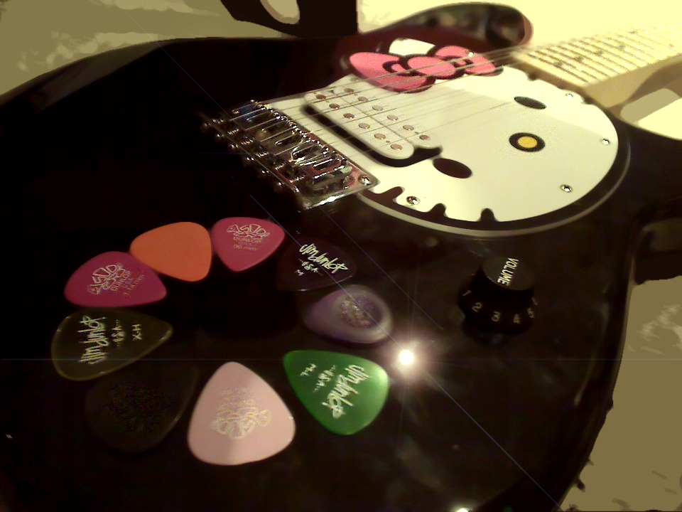 My_Hello_Kitty_Guitar_by_shinoka.jpg